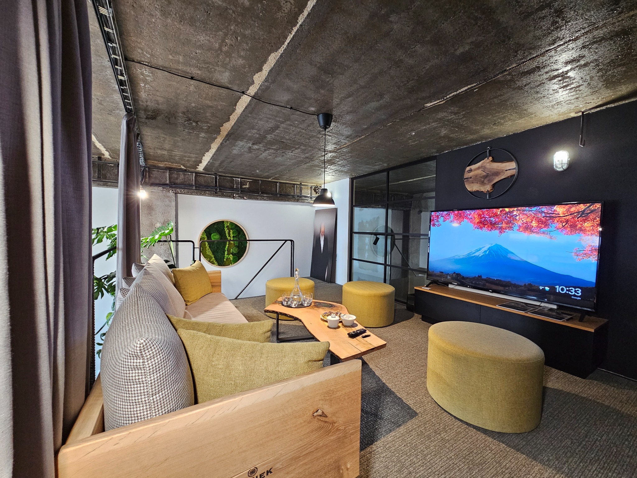 Lounge zóna s televizí ve studiu TRIDESIGN
