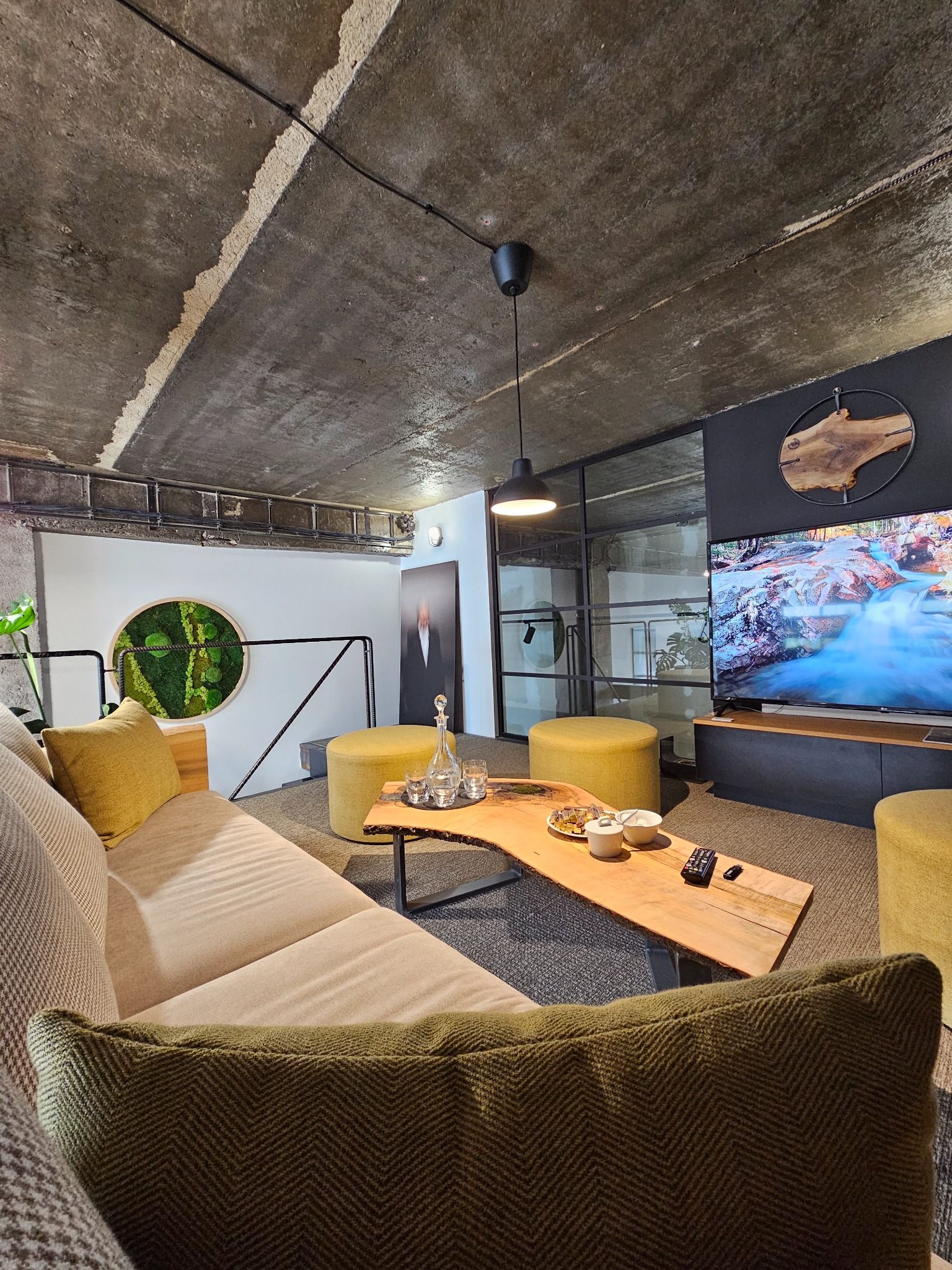 Další pohled na lounge část studia